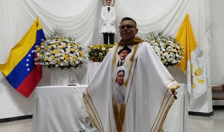 Imagen de San José Gregorio Hernández llevada por los médicos invitados.